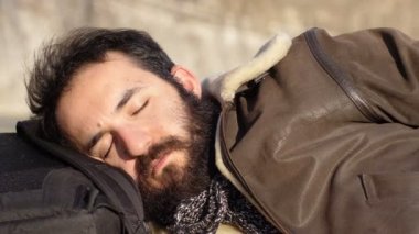 Genç adam güneşin altında uyur. Sakin ol, uyku, Güneş