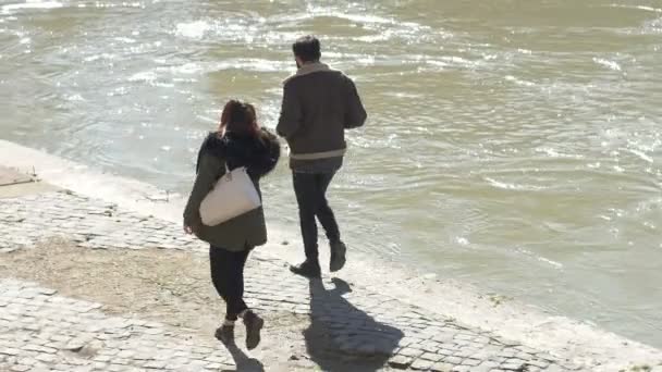 年轻夫妇走在河的河堤上一个晴朗的日子 慢动作 — 图库视频影像