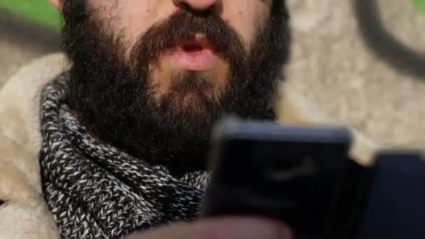 Homem Com Tipos Barba Smartphone Modernidade Tecnologia Comunicação — Vídeo de Stock