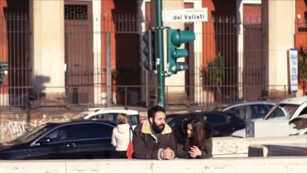 Belo Casal Conversando Sol Cidade Roma Itália — Vídeo de Stock