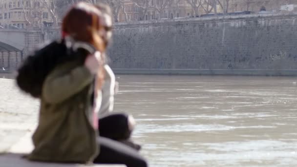Defocused Ζευγάρι Απολαύσετε Τον Ήλιο Δίπλα Στο Ποτάμι — Αρχείο Βίντεο