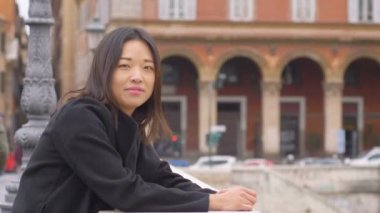 Güzel Çinli kadın kameraya bakarak gülen