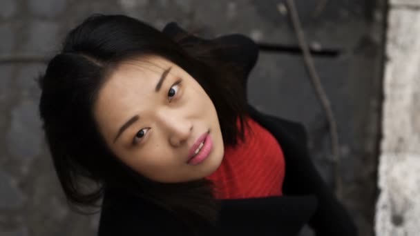 Hermosa Mujer China Mira Cámara Sonríe Cámara Lenta — Vídeos de Stock
