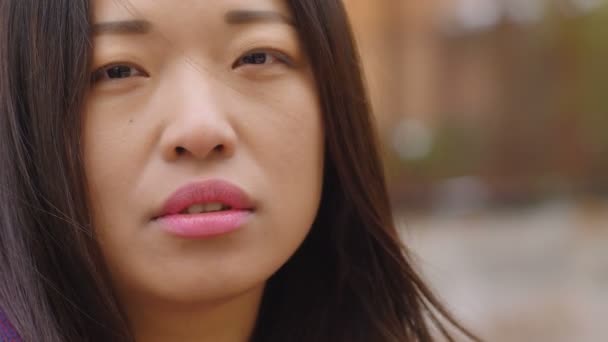 Портрет Китайской Женщины Вдумчивая Молодая Азиатка Смотрящая Камеру — стоковое видео