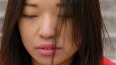 Mutlu Asyalı kadın gülümsüyor, yakın çekim