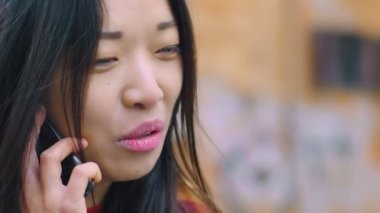 Mutlu ve gülümseyerek Çinli kadın telefonla konuşuyor yakın çekim