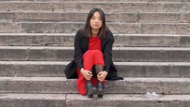 悲伤和沉思的中国妇女坐在楼梯上 — 图库视频影像