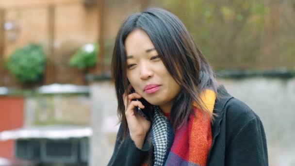 Νεαρή Κινέζα Μιλώντας Από Τηλεφώνου Στο Δρόμο — Αρχείο Βίντεο
