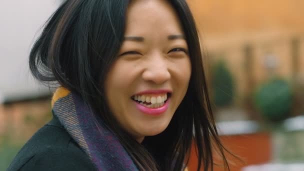 Gyönyörű Ázsiai Nevetve Kültéri Lassított Portréja — Stock videók