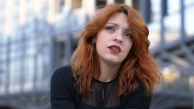 Düşünceli hüzünlü güzel iş kadın-açık