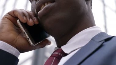 İş, başarı-yakından telefonda konuşurken siyah Amerikalı işadamı üzerinde