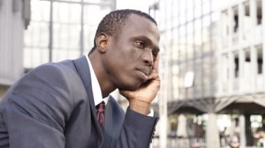 Dalgın ve endişeli genç siyah Afrika businees sokakta adam