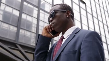 Telefon-müdür, liderlik konuşmak emin siyah Afrika Youn iş adamı