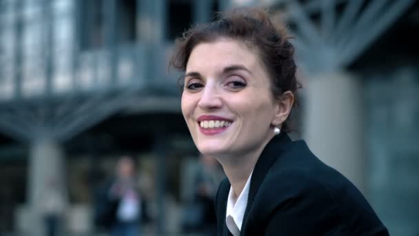 Successo Donne Affari Fiduciosa Businesswoman Sorridente Alla Fotocamera Outdoor — Video Stock