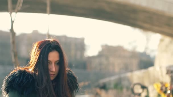 Encantadora Jovem Levanta Cabeça Observa Céu Esperança Força Livre — Vídeo de Stock