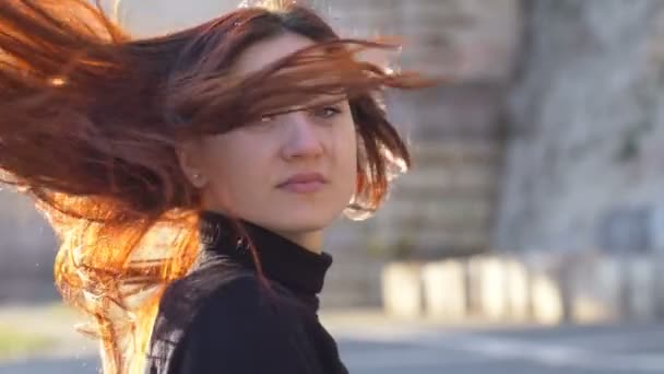 Gorgeus Krásná Žena Hlavu Stěhování Její Dlouhé Vlasy Zpomalený Pohyb — Stock video