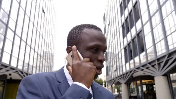 Африканский Чернокожий Молодой Человек Улице Разговаривает Телефону — стоковое видео