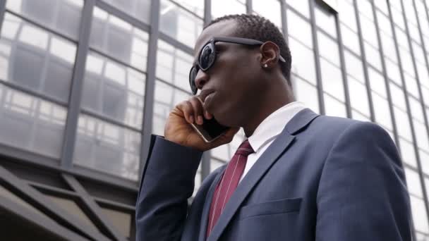Confiado Negro Africano Youn Hombre Negocios Hablando Por Teléfono Gerente — Vídeo de stock