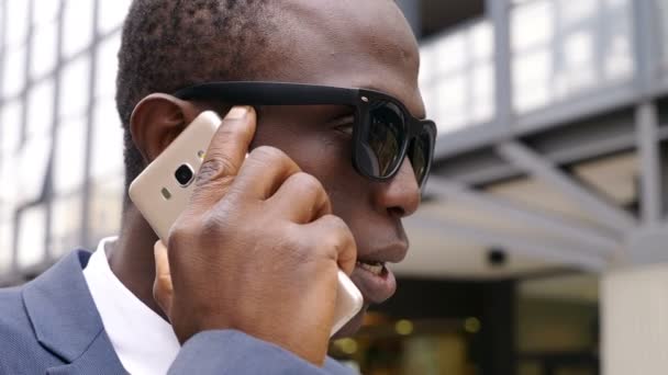 Seriöser Schwarzer Geschäftsmann Telefoniert Auf Der Straße — Stockvideo