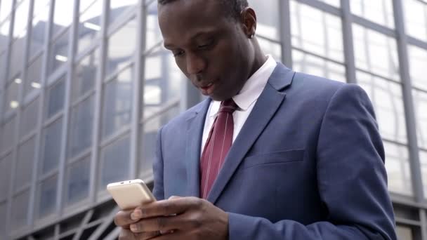 Zwarte Afrikaanse Zakenman Straat Typen Zijn Smartphone — Stockvideo