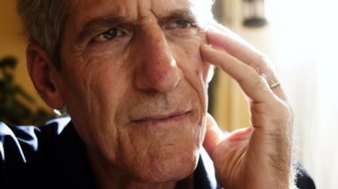 Dalgın yaşlı adam. Düşünceli yaşlı adam portresi