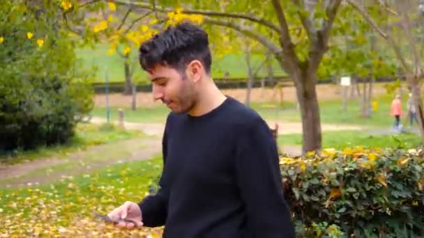 Jovem Menino Bonito Andando Para Parque Digitando Seu Smartphone — Vídeo de Stock