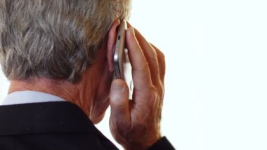 Telefon-kapanış tarafından konuşurken olgun iş adamı