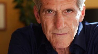 Kamera seyir yakışıklı olgun adam