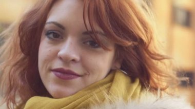 kamera ve gülümsüyor arayan Kızıl saçlı güzel kadın