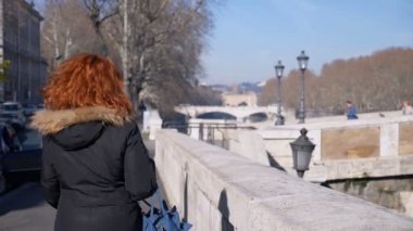 kızgın genç kadın sokak döner yürür ve ciddi görünüyor kamera, Roma, İtalya