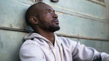 Güzel genç siyah adam açık