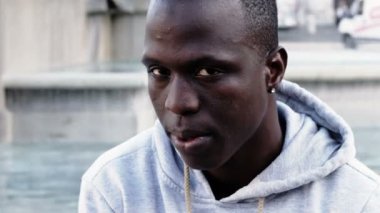 güzel genç Afrika adam kamera - açık bakar