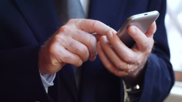 高级商务男士手上打字智能手机 — 图库视频影像