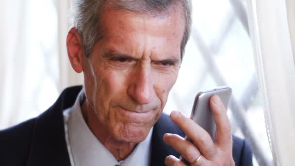Starszy Menedżer Rozmawia Przez Telefon Jego Biurze Zamknij — Wideo stockowe