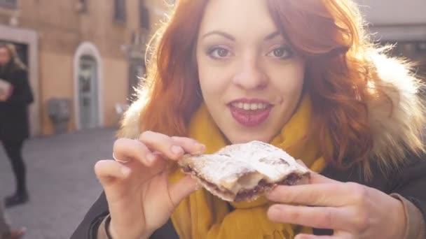 Grappige Glimlachend Jonge Vrouw Byting Chocolade Pizza Buiten — Stockvideo