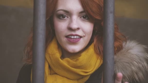 Sinnliche Junge Frau Flirtet Vor Laufender Kamera Hinter Gittern — Stockvideo