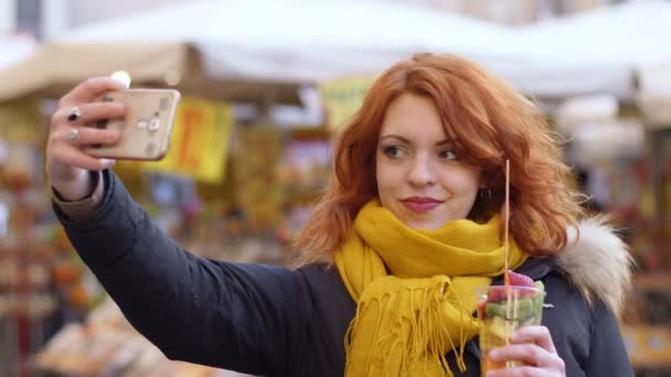Junge Hübsche Frau Auf Der Straße Macht Selfie Mit Obstsalat — Stockvideo