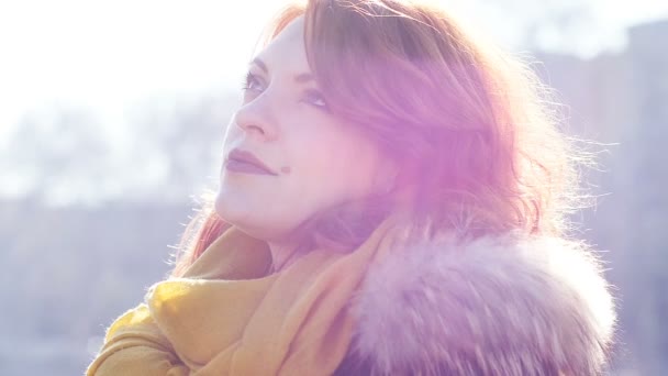 Jeune Femme Détendue Dans Rue Regarde Vers Ciel Pensées Sérénité — Video