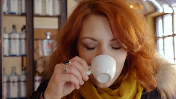 可爱的红头发女孩啜饮浓咖啡 — 图库视频影像