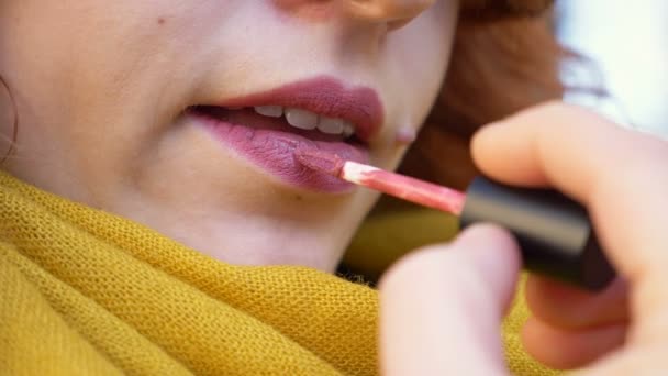 Close Vrouw Zetten Lippenstift Haar Lippen Buiten — Stockvideo