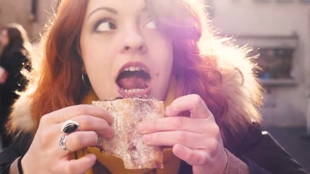 Άπληστη Γυναίκα Τρώει Μια Σοκολάτα Επιδόρπιο Εξωτερική — Αρχείο Βίντεο