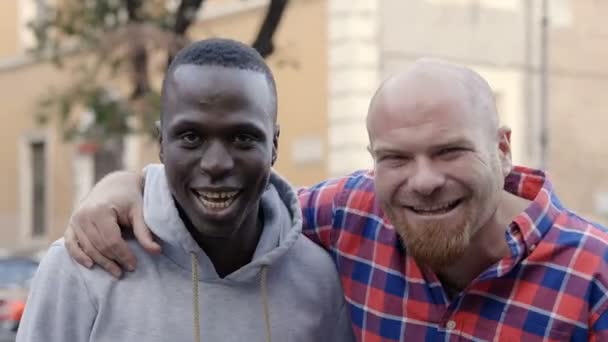Mutlu Tebrik Siyah Arkadaş Beyaz Arkadaş Arasında Eşitlik Dostluk — Stok video