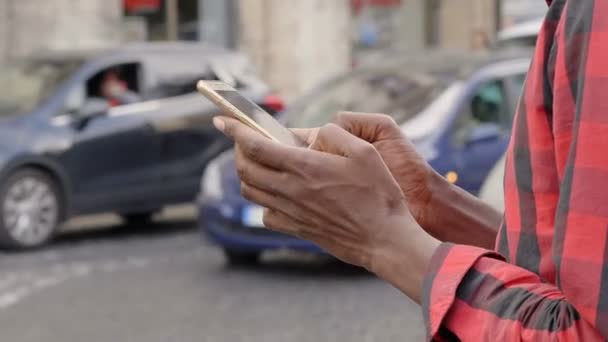 Hermoso Hombre Negro Usando Teléfono Ciudad — Vídeo de stock