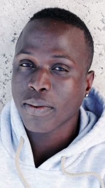 güzel genç Afrika adam açılır gözlerini kapat