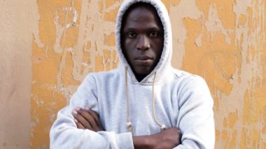 Kamera-açık bakarak ciddi kukuletalı Afrikalı Zenci