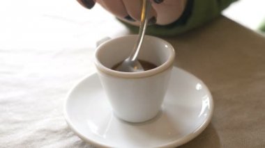 espresso-kapanış şeker karıştırma