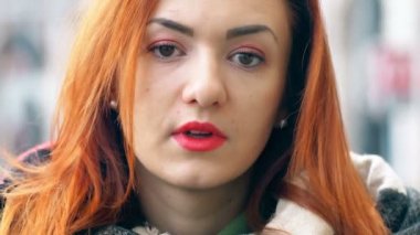 Seriuous genç ve güzel kadın kamera seyir sokak