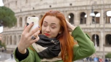 Güzel turistik arka planda Colosseum ile komik selfie alarak