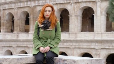 Kadın kamera-Colosseum arka plan - yavaş hareket doğru yürümek mutlu gülümseyerek