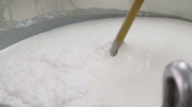 Ricotta cheeese üretim - karıştırma süt